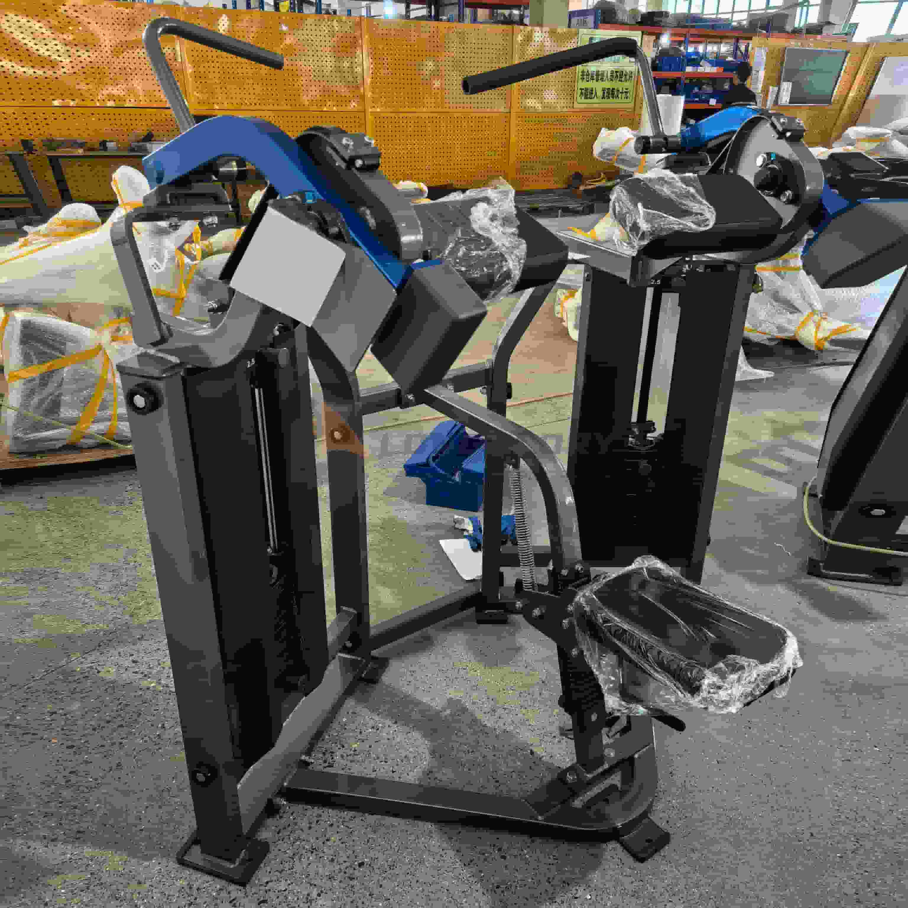 Тренажерный зал для сгибания бицепса