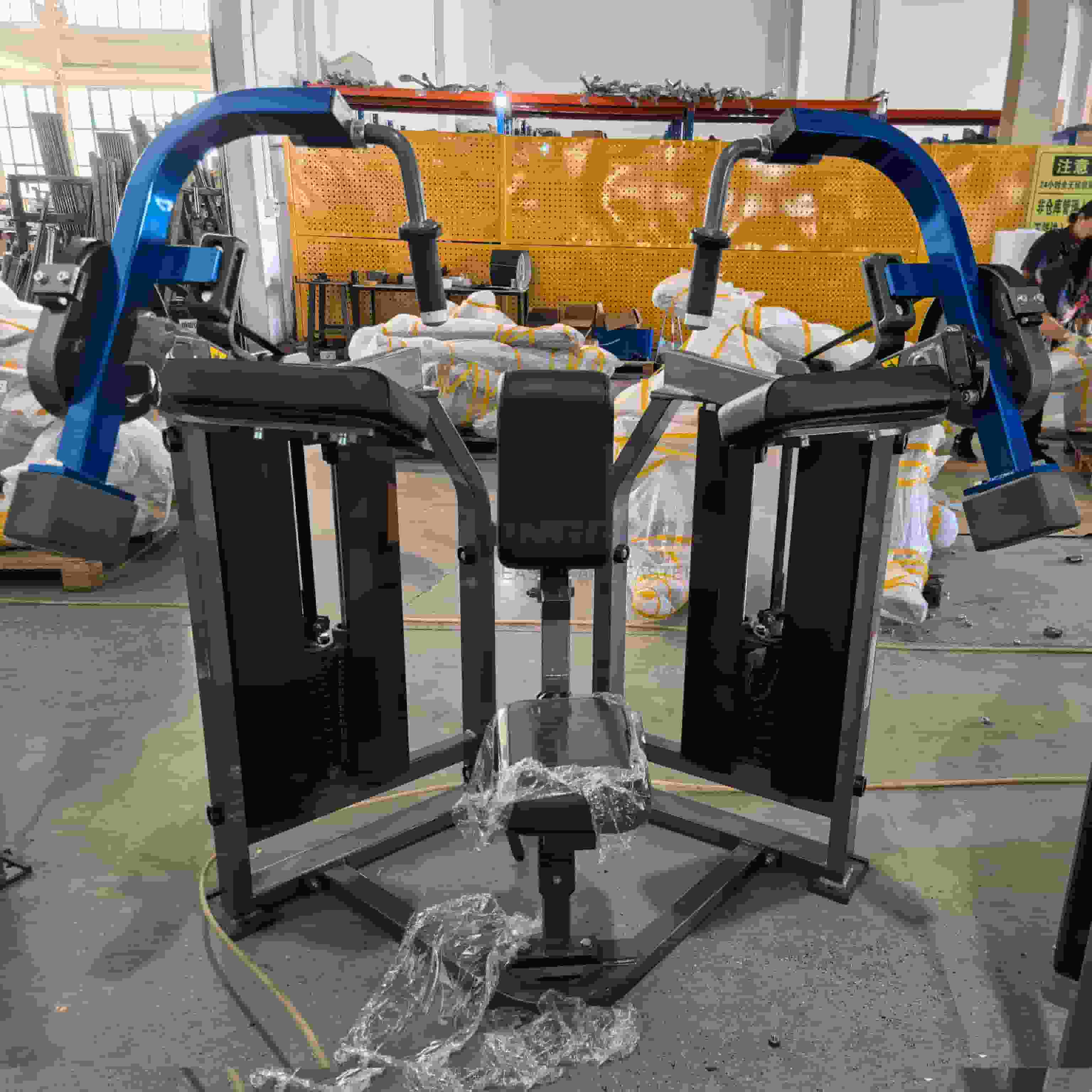 Тренажер для разгибания изо-бокового трицепса